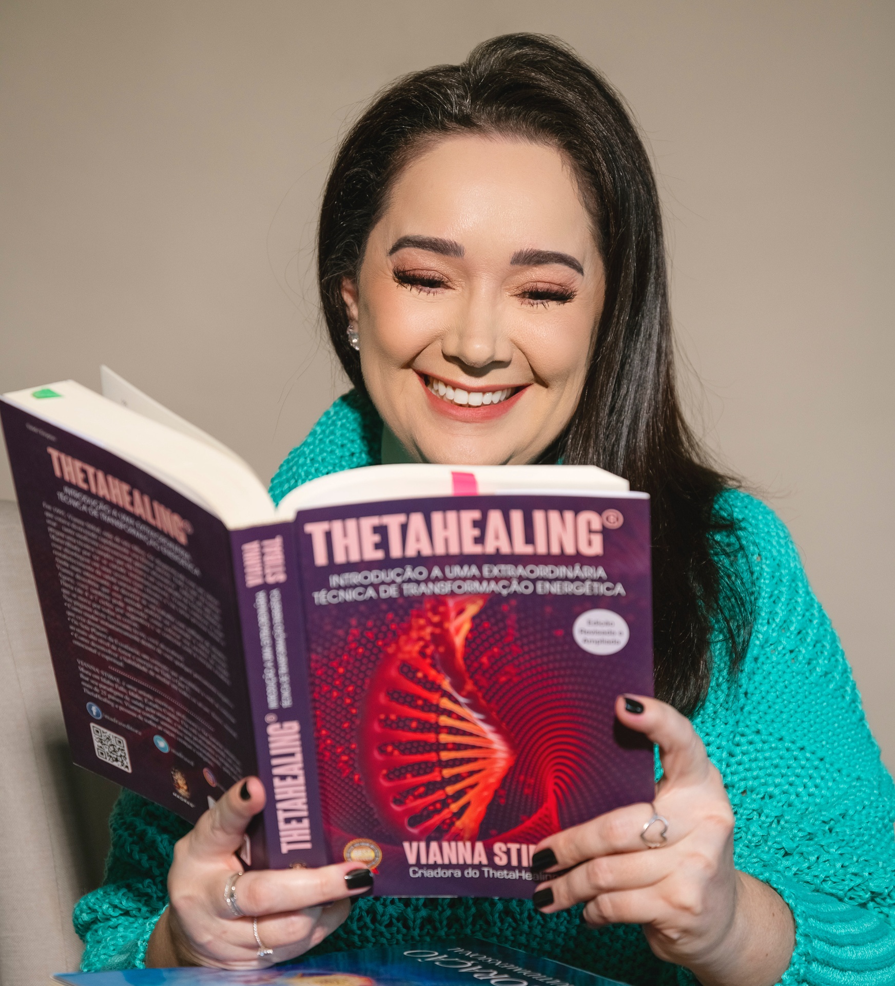 Cristiane Matias com os livros oficiais de ThetaHealing® de Vianna Stibal